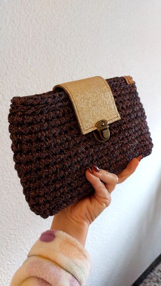 Bolso de mano crochet dorado y morado