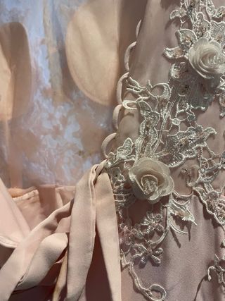 Vestido de fiesta rosa y blanco. 