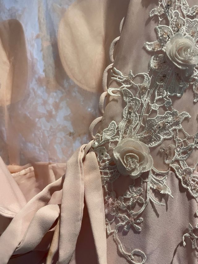 Vestido de fiesta rosa y blanco.