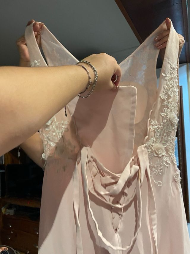 Vestido de fiesta rosa y blanco.