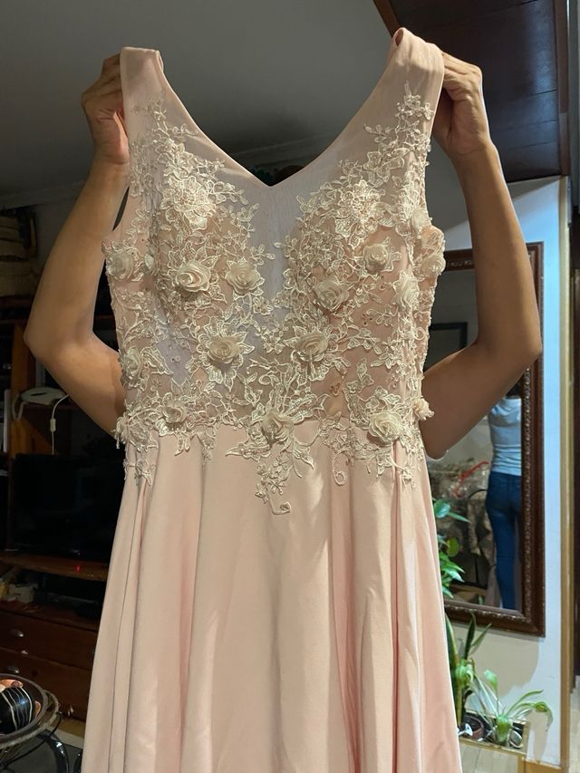 Vestido de fiesta rosa y blanco.