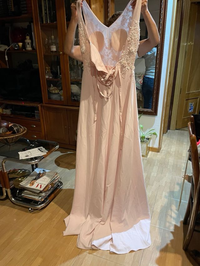 Vestido de fiesta rosa y blanco.