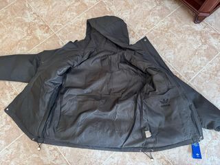 Abrigo gris oscuro con capucha. Adidas.