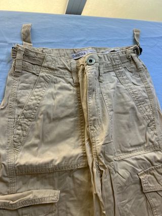 Pantalón cargo de Bershka y es de color beige