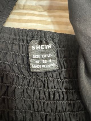 Vestido negro escote cuadrado manga larga