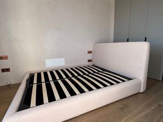 Letto beige con rete a doghe