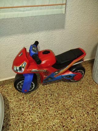 Moto de juguete roja y azul