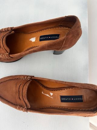 Mocasines tacón serraje Tommy Hilfiger marrones