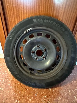 Neumático Michelin 205/55 R16 Alpine montado 
