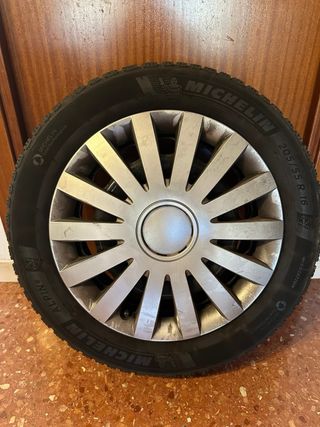 Neumático Michelin 205/55 R16 Alpine montado 