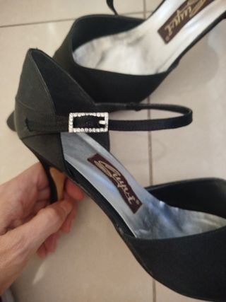 Zapatos de salón en punta negros satén