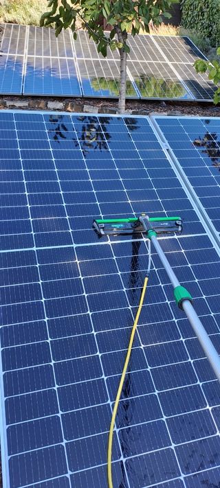 Realizamos limpieza de placas solares