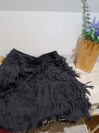 Falda negra de flecos mini