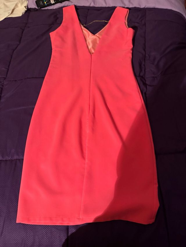 Vestido de fiesta color coral una puesta.