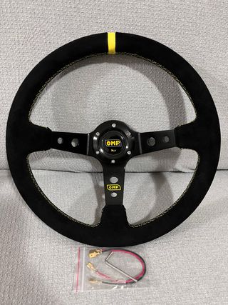 Volante Desplazado OMP Costuras Amarillas
