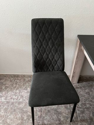 Mesa extensible y sillas de comedor 