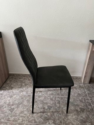 Mesa extensible y sillas de comedor 