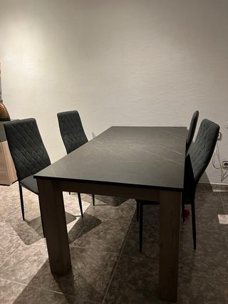 Mesa extensible y sillas de comedor 
