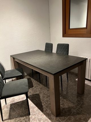 Mesa extensible y sillas de comedor 