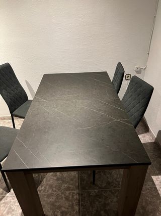 Mesa extensible y sillas de comedor 