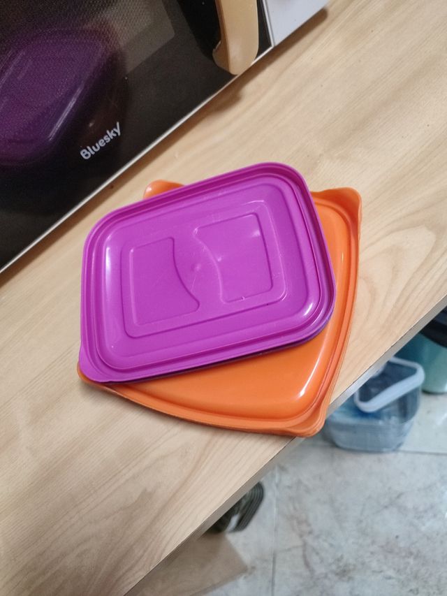 Tapas de plástico naranjas y moradas