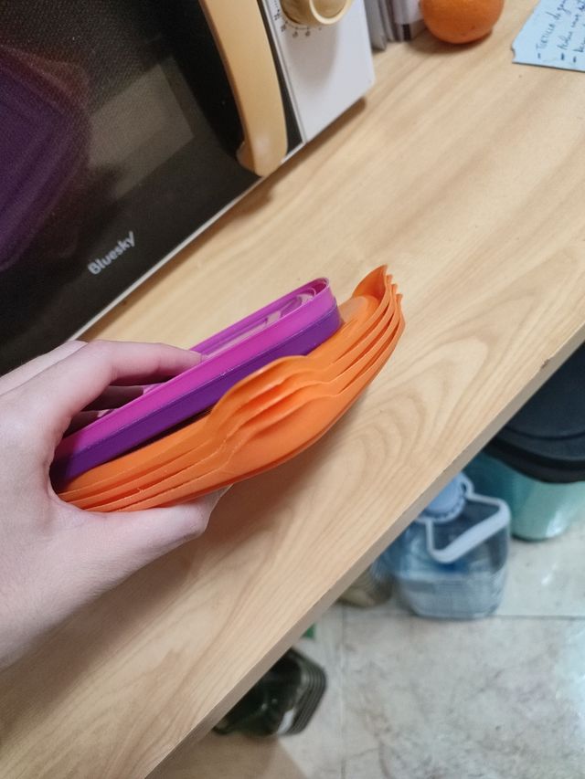 Tapas de plástico naranjas y moradas