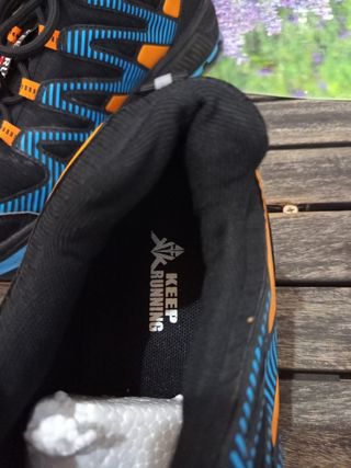 Zapatillas deportivas running de segunda mano.