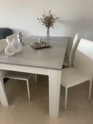 Mesa extensible y 4 sillas polipiel