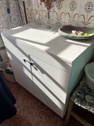 Mueble de cocina blanco y cristal