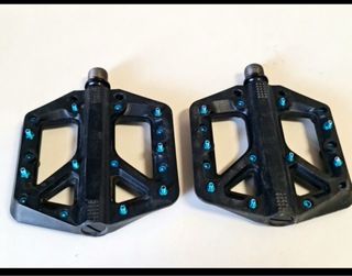 Pedales BMX negros con pines azules