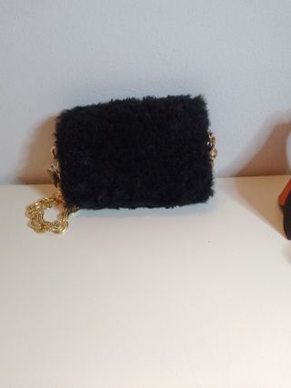 Borsetta nera in pelliccia ecologica con catena or