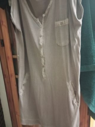 REGALO Vestido beige con bolsillos
