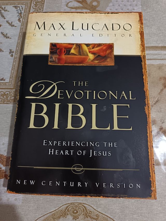 The Devotional Bible: Experiencing the Heart of...