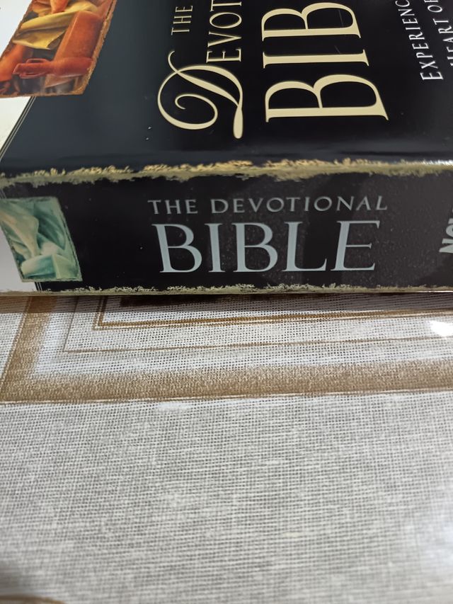 The Devotional Bible: Experiencing the Heart of...