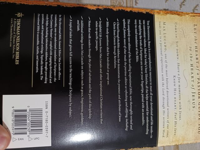 The Devotional Bible: Experiencing the Heart of...