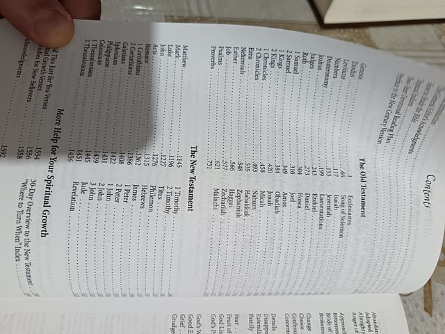 The Devotional Bible: Experiencing the Heart of...