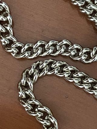 Collana con moschettone color argento