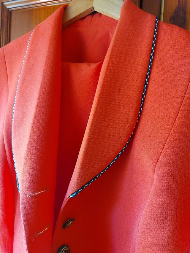 Traje blazer manga corta y falda color coral