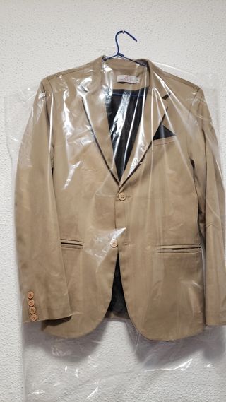 Traje juvenil beige y negro
