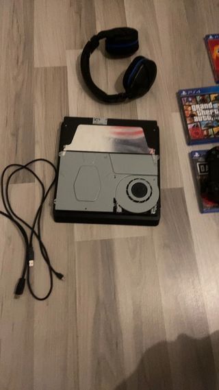 PS4 Slim Negra + 4 Juegos + Auriculares