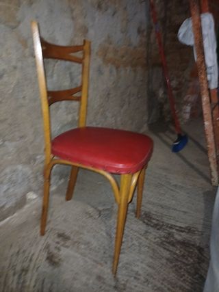 Silla de madera con asiento de cuero rojo