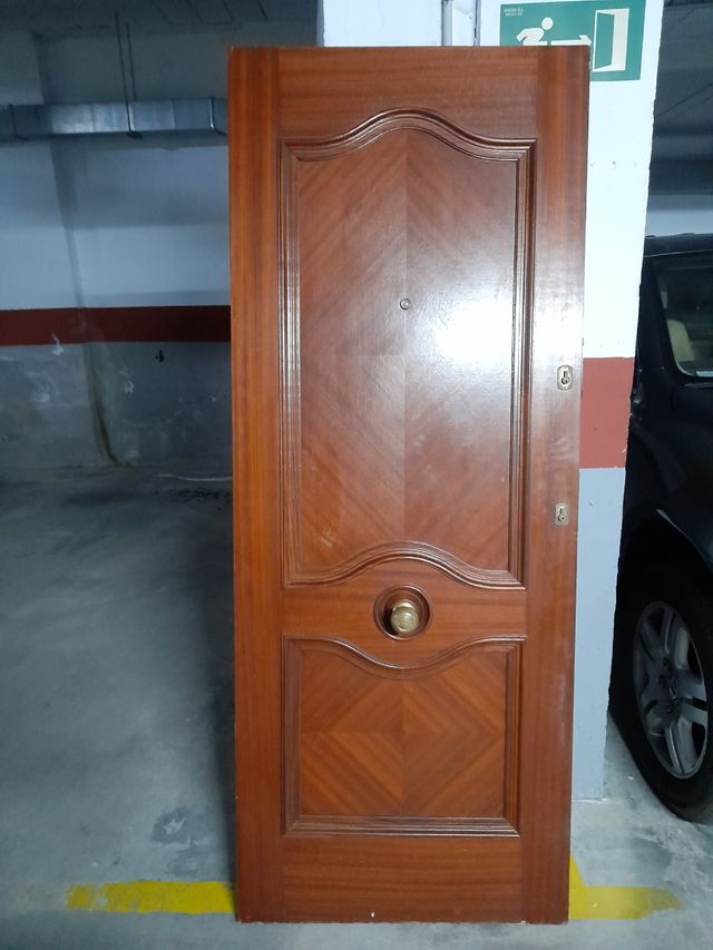 Puerta de entrada madera sapely solo la hojasinmar