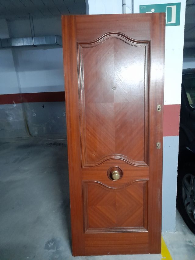 Puerta de entrada madera sapely solo la hojasinmar