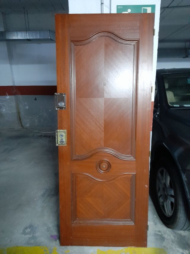 Puerta de entrada madera sapely solo la hojasinmar