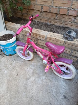 Bicicleta infantil rosa con asiento trasero