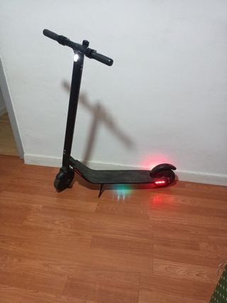 Patinete eléctrico negro con luces