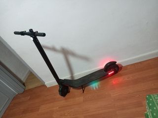 Patinete eléctrico negro con luces