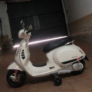 Moto infantil a batería Vespa blanca