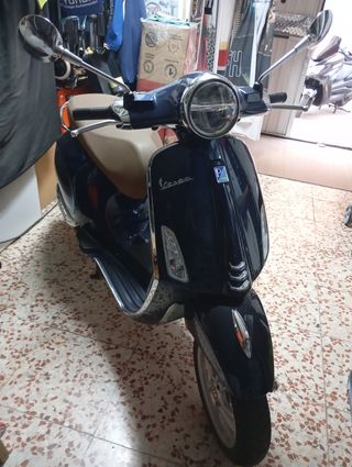 Moto Vespa de 125 cc color azul . Con solo 600 KLM