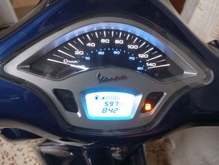 Moto Vespa de 125 cc color azul . Con solo 600 KLM